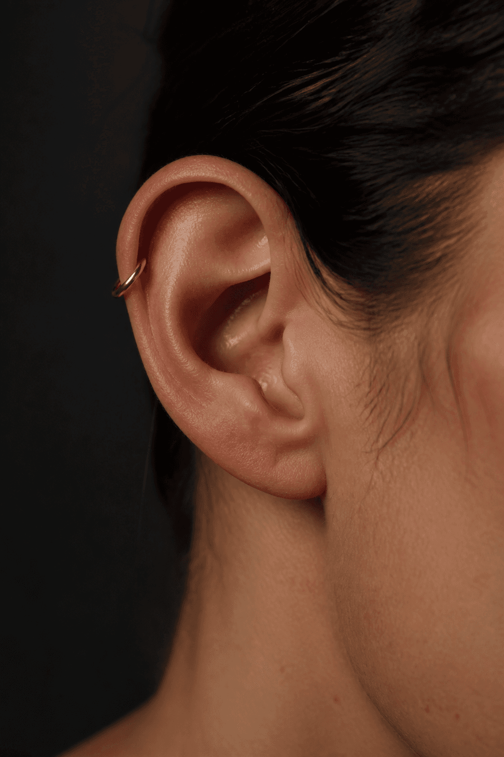 Oreja con puntos de perforación
